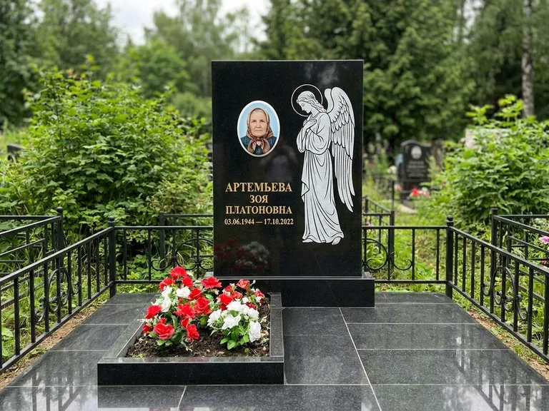 Памятник с гравировкой ангела — гравировка ангела в облаках с лучами над портретом, работа «Фаддеев» в Рязани