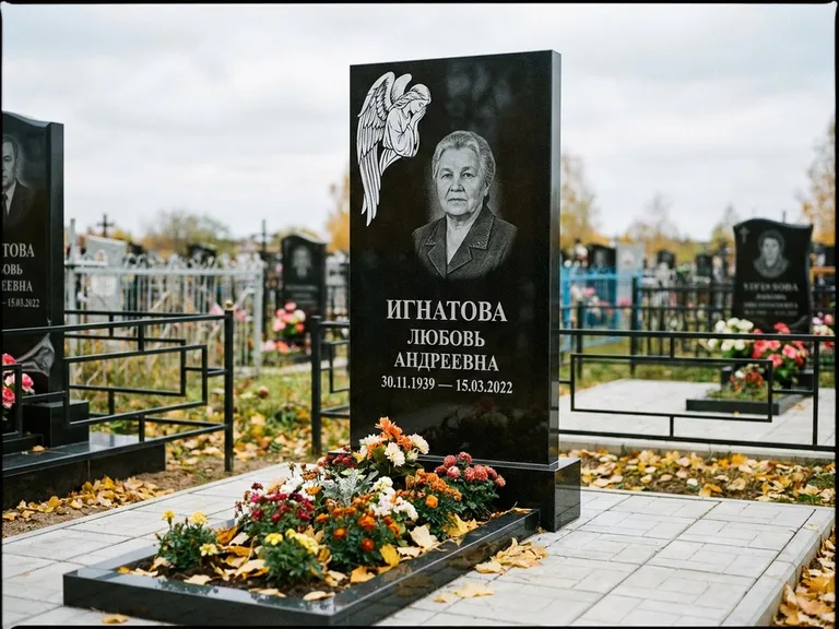 Памятник с гравировкой ангела — белая гравировка скорбящего ангела над портретом, работа «Игнатова» в Рязани