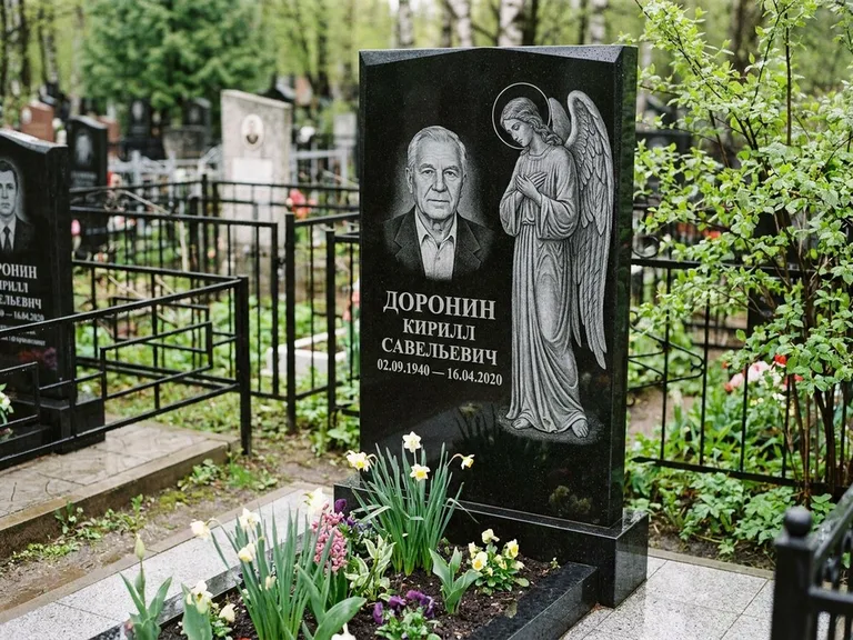 Памятник с гравировкой ангела — гравировка ангела-хранителя сбоку от портрета, работа «Доронин» в Рязани