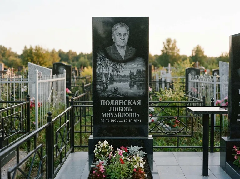 Памятник с гравировкой берёзы — гравировка берёзы у зеркального озера, работа «Полянская» в Рязани