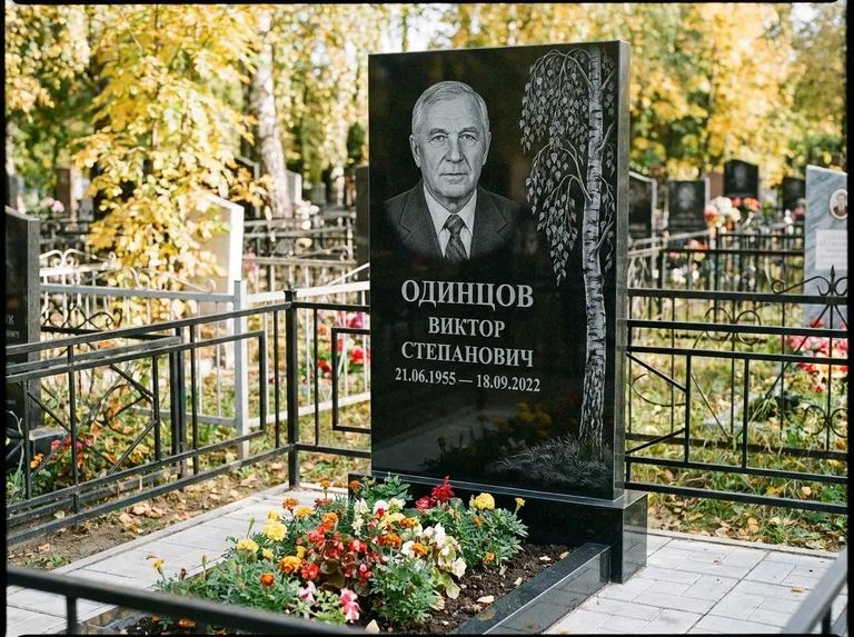 Памятник с гравировкой берёзы — гравировка плакучей берёзы с тонкими ветвями, работа «Одинцов» в Рязани