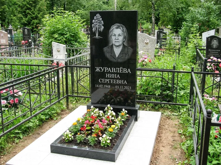 Памятник с гравировкой берёзы — гравировка одинокой берёзы над именем, работа «Журавлёва» в Рязани