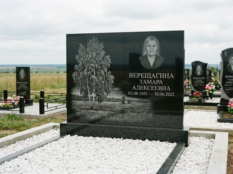 Памятник с гравировкой берёзы: широкая горизонтальная стела — берёза у поля, простор до горизонта, белая мраморная крошка с бордюром, работа «Верещагина» в Рязани