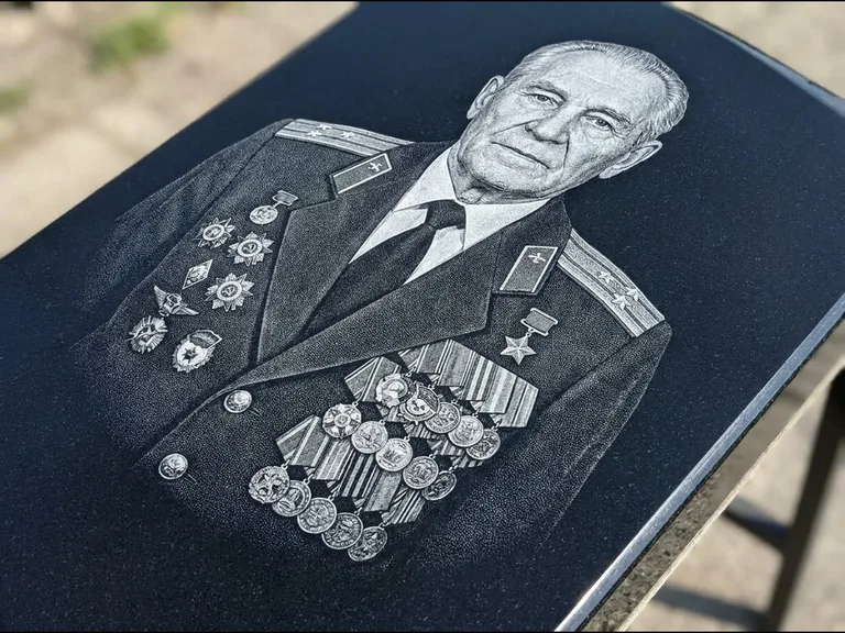 Гравировка фото на памятнике — военный / ветеран в Рязани