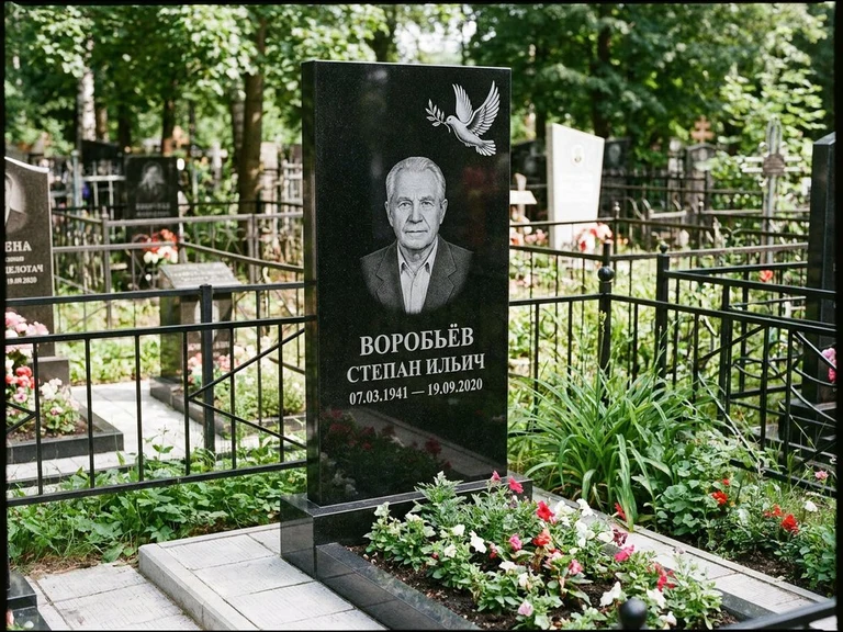 Гравировка голубей на памятник в Рязани — памятник из чёрного гранита с гравировкой