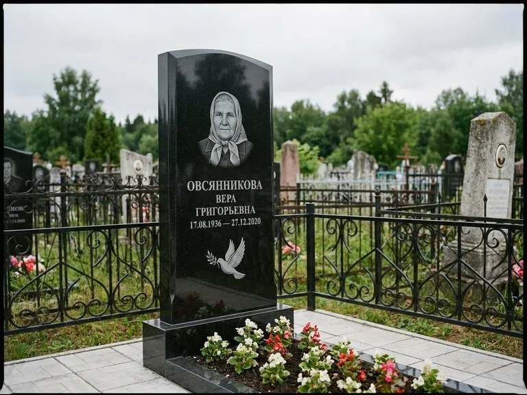 Памятник с гравировкой голубей — гравировка голубя с оливковой ветвью рядом с эпитафией, работа «Овсянникова» в Рязани