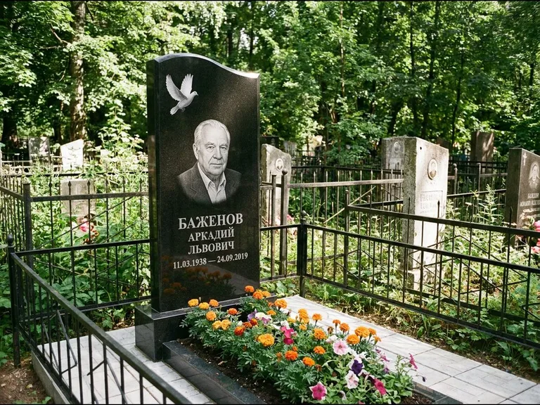 Памятник с гравировкой голубей — белая гравировка взлетающего голубя над портретом, работа «Баженов» в Рязани