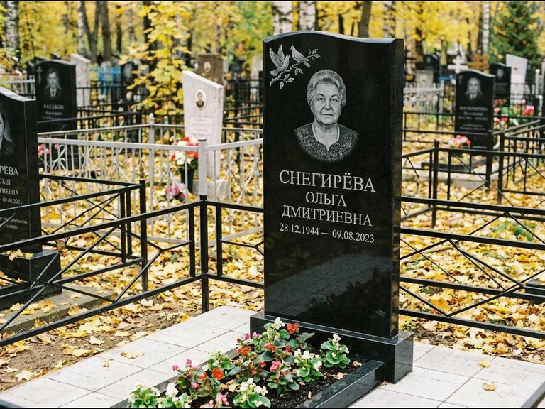 Памятник с гравировкой голубей — гравировка пары голубей на ветке в верхнем углу стелы, работа «Снегирёва» в Рязани