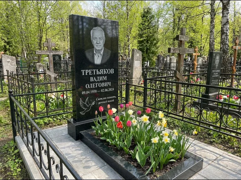 Памятник с гравировкой голубей — гравировка голубя с оливковой ветвью рядом с эпитафией, работа «Третьяков» в Рязани