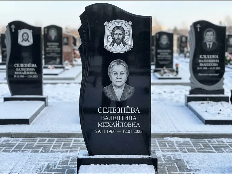Памятник с гравировкой иконы — Казанская икона Божией Матери на стеле, работа «Одинцов» в Рязани