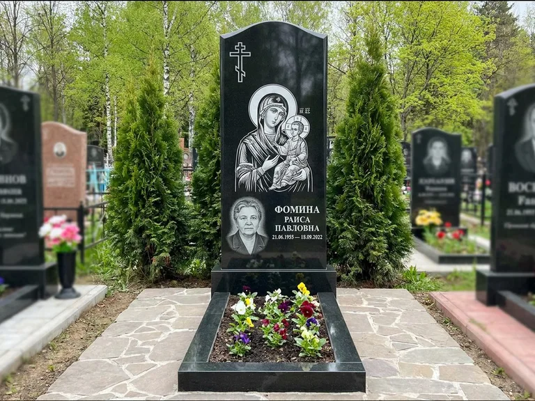 Памятник с гравировкой иконы — икона в резном киоте, работа «Гущин» в Рязани