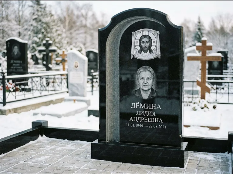 Памятник с гравировкой иконы: гранёный восьмиугольный обелиск с крестом — гравировка Николая Чудотворца, семейный участок с гранитной скамьёй, работа «Зотов» в Рязани