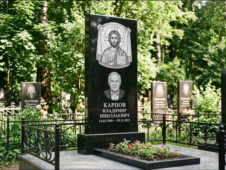 Памятник с гравировкой иконы: широкая двойная семейная стела — золочёный нимб на образе, цветник с красными розами, работа «Воронцова» в Рязани