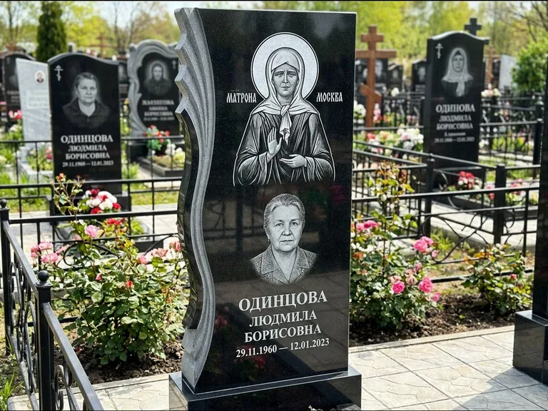 Памятник с гравировкой иконы: ступенчатая двухуровневая стела — Архангел Михаил на стеле, каменная дорожка из плитняка, работа «Одинцов» в Рязани