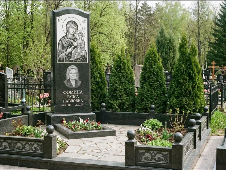 Памятник с гравировкой иконы: высокий гранёный обелиск с крестом-навершием — гравировка образа Матроны Московской, открытый участок без ограды, работа «Третьяков» в Рязани
