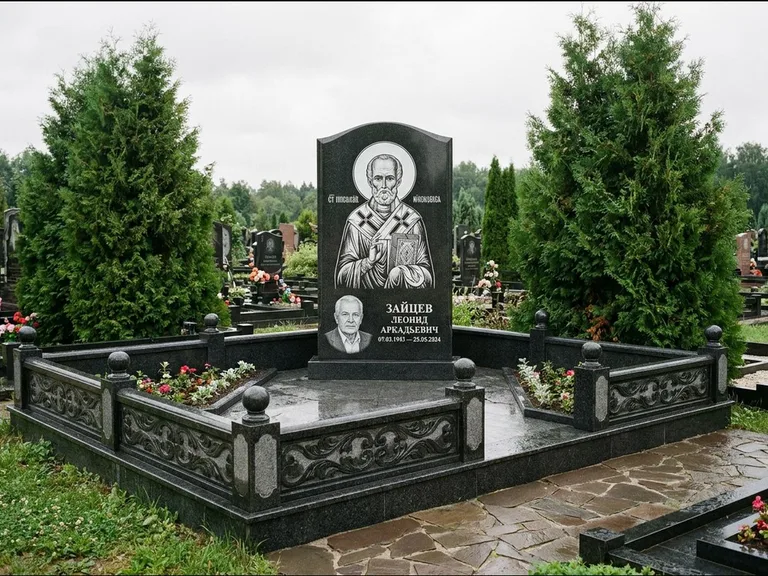 Памятник с гравировкой иконы: стела с гранитным столиком и скамьёй — Архангел Михаил на стеле, семейный участок с плиткой, работа «Верещагина» в Рязани