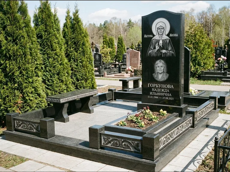 Памятник с гравировкой иконы: стела в форме раскрытой книги с образом — гравировка образа Спасителя, цоколь тёмной плиткой, работа «Зотов» в Рязани