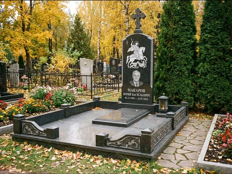 Памятник с гравировкой иконы: ступенчатая трёхуровневая стела — золочёный нимб на образе, дорожка из природного плитняка, работа «Лебедева» в Рязани