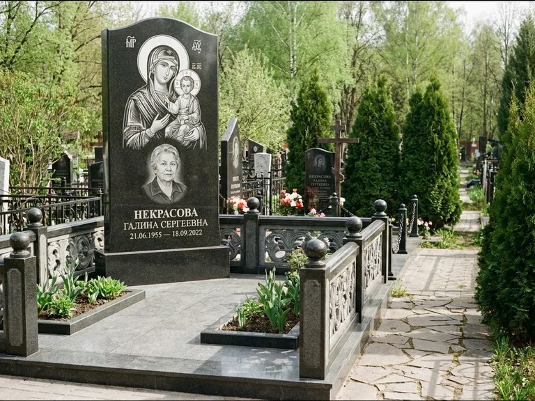 Памятник с гравировкой иконы: полукруглая стела с купольным навершием — Архангел Михаил на стеле, заснеженный зимний участок, работа «Гущин» в Рязани