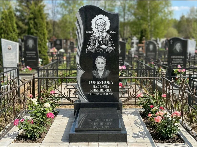 Памятник с гравировкой иконы — икона в резном киоте, работа «Одинцов» в Рязани