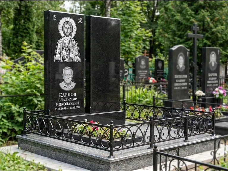 Памятник с гравировкой иконы — Казанская икона Божией Матери на стеле, работа «Богданова» в Рязани