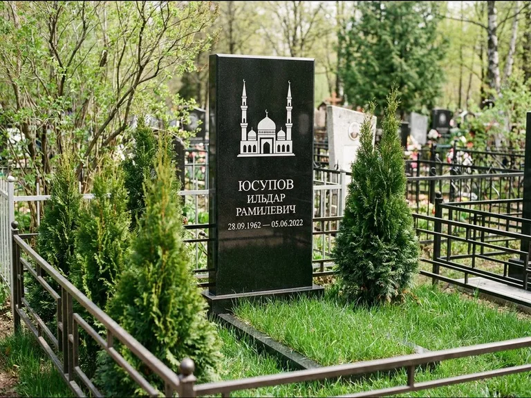 Мусульманский памятник с гравировкой мечети — силуэт мечети с двумя минаретами над именем, работа «Юсупов» в Рязани