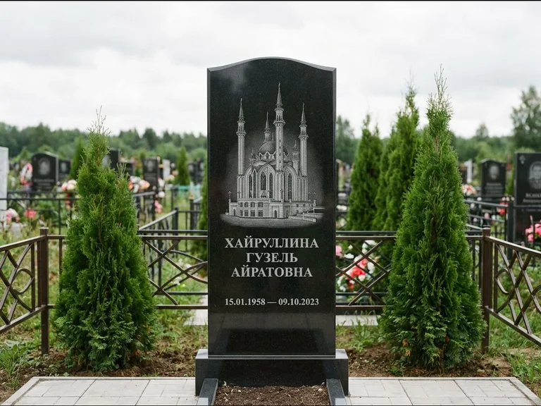 Мусульманский памятник с гравировкой мечети — мечеть Кул-Шариф на обороте стелы, работа «Хайруллина» в Рязани