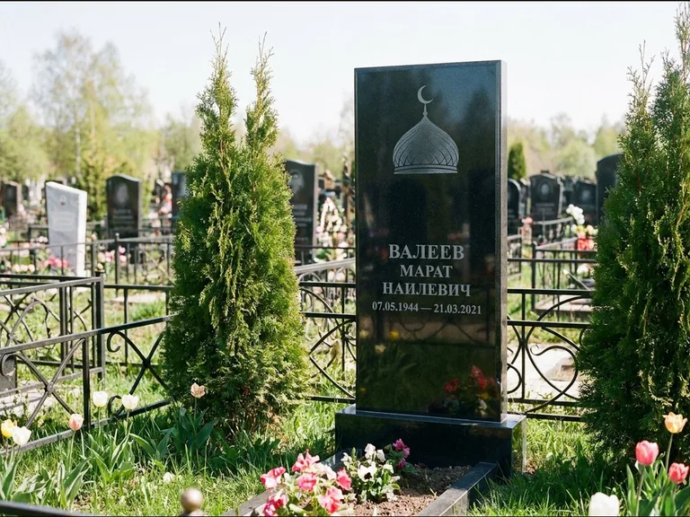 Мусульманский памятник с гравировкой мечети — купол с полумесяцем в верхней части, работа «Валеев» в Рязани