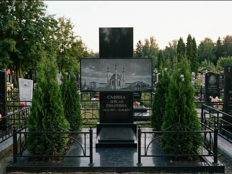Мусульманский памятник с гравировкой мечети — панорама мечети во всю ширину стелы, работа «Сафина» в Рязани