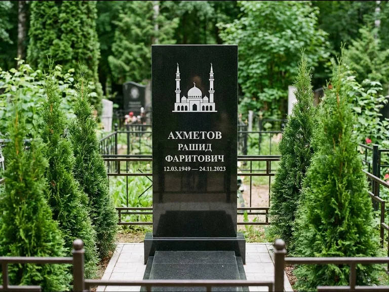 Мусульманский памятник с гравировкой мечети — силуэт мечети с двумя минаретами над именем, работа «Ахметов» в Рязани