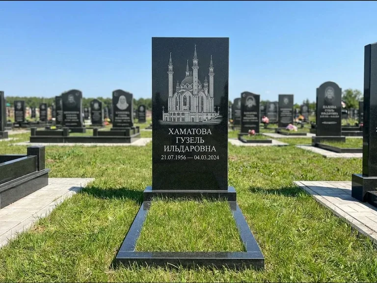 Мусульманский памятник с гравировкой мечети: небольшая скромная одиночная стела — золочёная гравировка мечети, аккуратный участок с газоном, работа «Нигматуллина» в Рязани