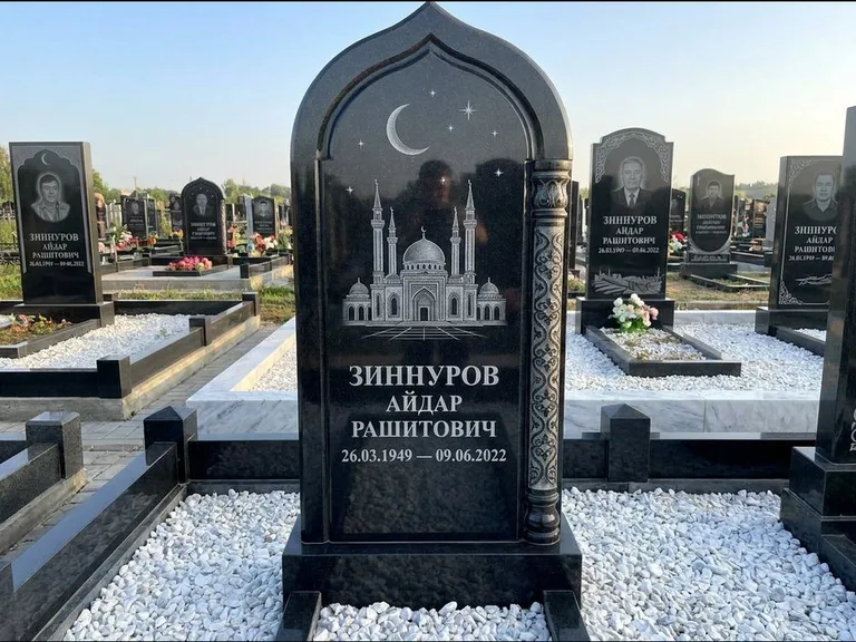 Мусульманский памятник с гравировкой мечети: стела с михраб-верхом и резной боковой колонной — детализированная гравировка мечети Кул-Шариф, белая мраморная крошка, работа «Ахметов» в Рязани