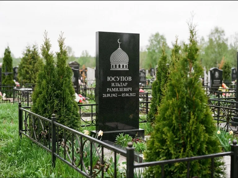 Мусульманский памятник с гравировкой мечети — купол с полумесяцем в верхней части, работа «Юсупов» в Рязани