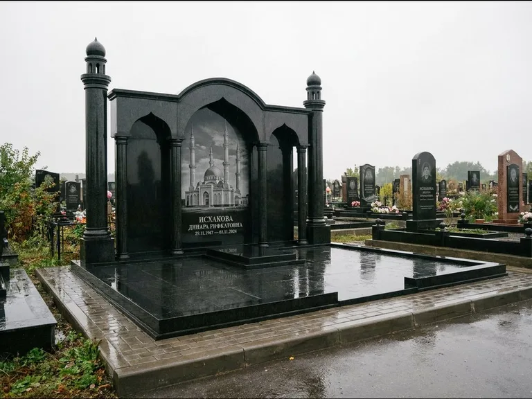 Мусульманский памятник с гравировкой мечети: семейный мемориал с колоннами-минаретами и аркой — золочёная гравировка мечети, большая мощёная площадка, работа «Абдуллаева» в Рязани
