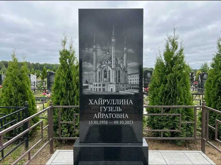Мусульманский памятник с гравировкой мечети — панорама мечети во всю ширину стелы, работа «Хайруллина» в Рязани