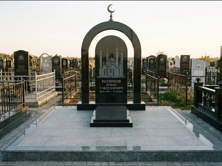 Мусульманский памятник с гравировкой мечети: монументальная стела-арка с полумесяцем на вершине — детализированная гравировка мечети Кул-Шариф, мощёная гранитная площадка с бордюром, работа «Юсупов» в Рязани