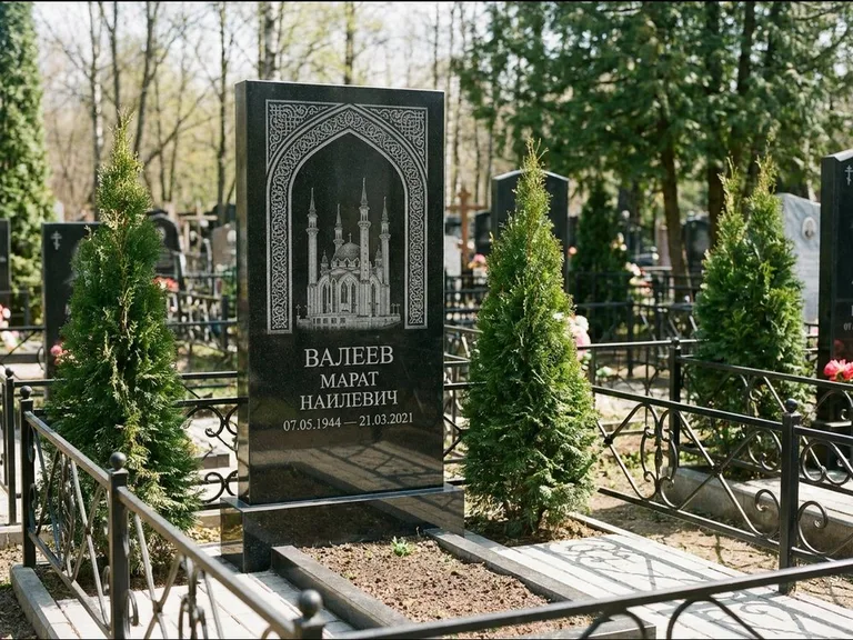 Мусульманский памятник с гравировкой мечети — мечеть в восточной арке с орнаментом, работа «Валеев» в Рязани