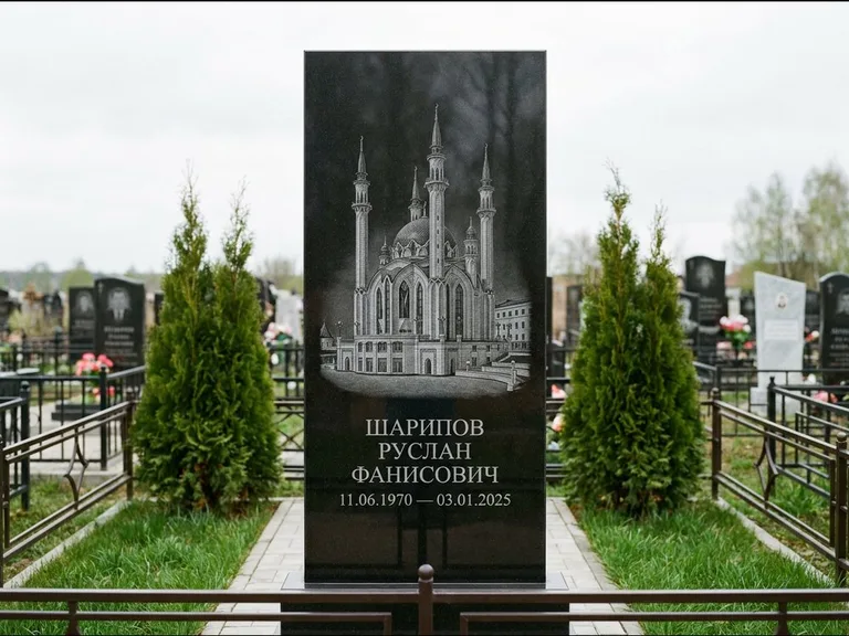 Мусульманский памятник с гравировкой мечети — мечеть Кул-Шариф на обороте стелы, работа «Шарипов» в Рязани