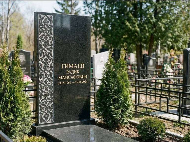 Мусульманский памятник — колонна ислими по краю стелы, работа «Гимаев» в Рязани