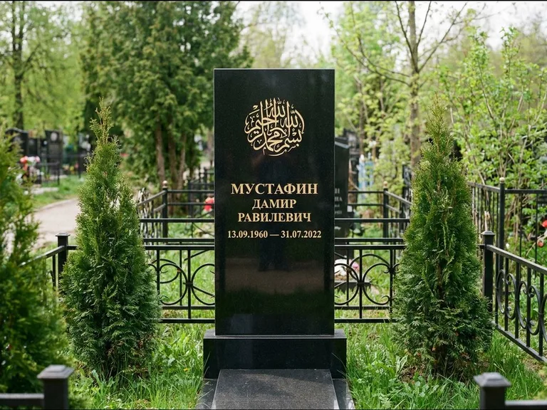 Мусульманский памятник — шахада в верхней части стелы, работа «Мустафин» в Рязани