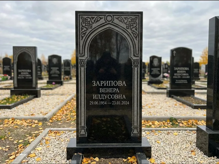 Мусульманский памятник: фигурная стела с михраб-нишей — гравировка мечети в михраб-арке с орнаментом, светлая гравийная отсыпка, работа «Зарипова» в Рязани