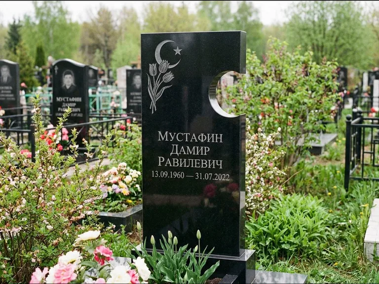 Мусульманский памятник: стела с боковым вырезом в форме полумесяца — гравировка минарета с полумесяцем, низкие кусты в цвету, работа «Мустафин» в Рязани