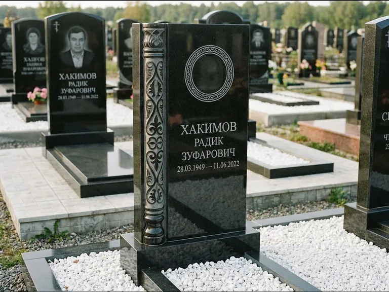 Мусульманский памятник: стела с боковой резной орнаментальной колонной — детализированная гравировка мечети Кул-Шариф, белая мраморная крошка, работа «Хабибуллин» в Рязани