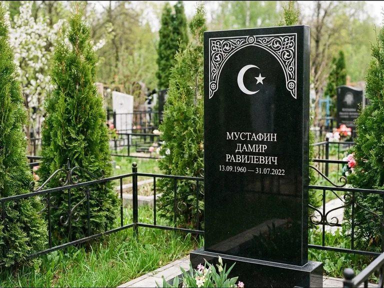 Мусульманский памятник — полумесяц со звездой и орнамент-бордюр, работа «Мустафин» в Рязани