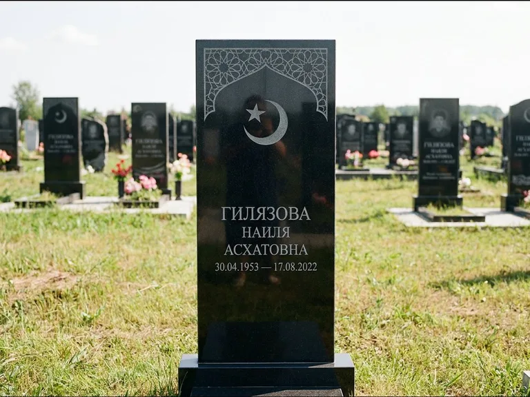 Мусульманский памятник: узкая вертикальная стела-пилон с полумесяцем — гравировка мечети в михраб-арке с орнаментом, открытая лужайка без ограды, работа «Ибрагимова» в Рязани