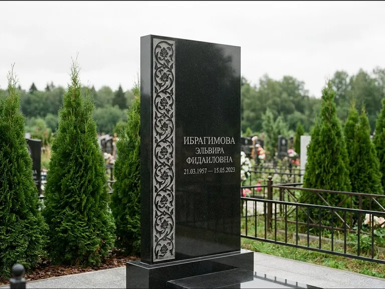 Мусульманский памятник — колонна ислими по краю стелы, работа «Ибрагимова» в Рязани