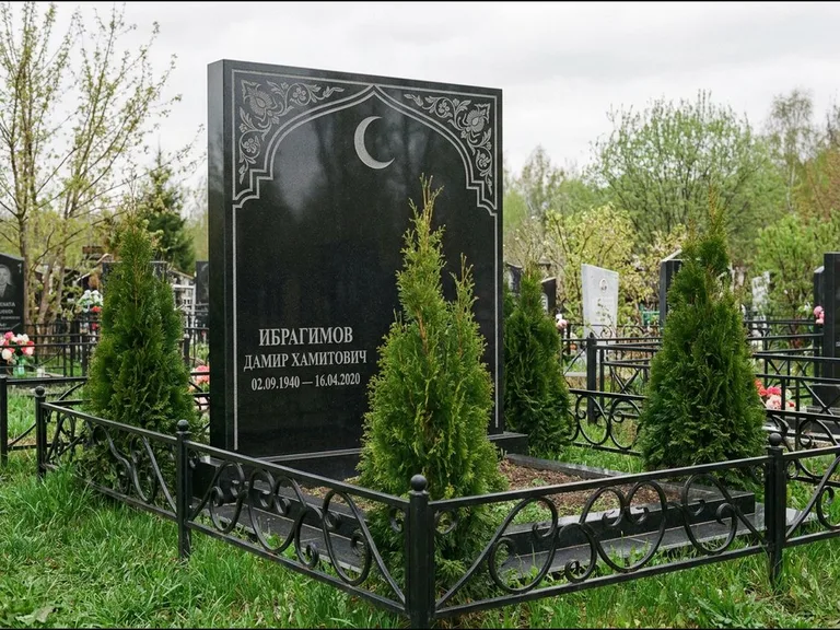 Памятник с гравировкой полумесяца — гравировка полумесяца в восточной арке с орнаментом, работа «Ибрагимов» в Рязани