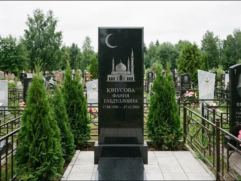 Памятник с гравировкой полумесяца — гравировка полумесяца над силуэтом мечети, работа «Юнусова» в Рязани