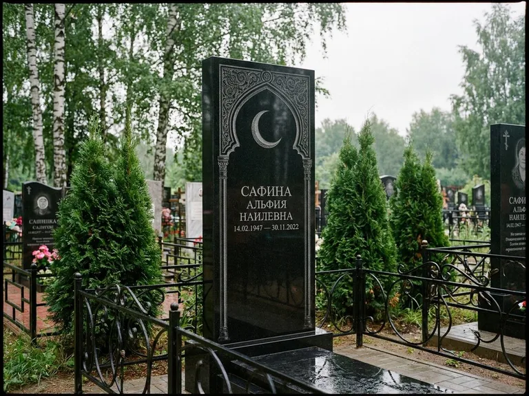 Памятник с гравировкой полумесяца — гравировка полумесяца в восточной арке с орнаментом, работа «Сафина» в Рязани