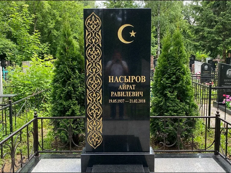 Памятник с гравировкой полумесяца — золочёный полумесяц и колонна растительного орнамента-ислими, работа «Насыров» в Рязани